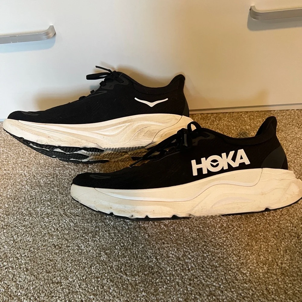 Barely worn - Hoka One Arahi 8 in Black and White - Size 9.5 - Picture 8 of 13